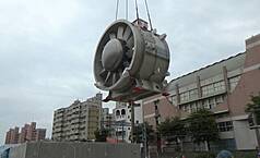 台南鐵路地下化工程隧道通風系統核心設備－隧道風機吊運安裝。（鐵道局提供）
