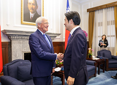 總統賴清德（前右）29日下午在總統府接見美國聯邦參議院軍事委員會主席韋克爾（Roger Wicker）訪問
團，與韋克爾（左）握手致意。
