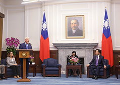 美國聯邦參議院軍事委員會共和黨籍主席韋克爾（Roger Wicker）（立者）及共和黨參議員費雪（Deb 
Fischer）（左）29日抵台訪問，下午前往總統府會晤總統賴清德（右），簡短發表致詞後雙方閉門會談。
