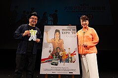 大阪亞洲影展在29日開幕，由1970年上映的台灣電影「萬博追蹤」擔任開幕片角色，片中女主角翁倩玉（右）出席影展開幕式，和影迷一同觀賞1970年的大阪萬博情形及「20歲的翁倩玉」。（大阪亞洲影展提供）
