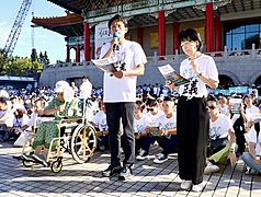 民眾黨30日在台北中正紀念堂外舉行「司法改革公民走讀」活動，民眾黨黃國昌（前中）、前主席柯文哲的妻子陳佩琪（前右）與母親何瑞英（坐輪椅者）出席活動。