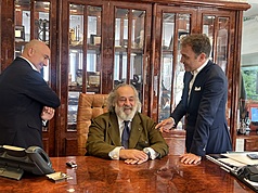 義大利頂尖設計師史提法諾里奇（Stefano Ricci）（中）創立同名品牌，成為全球頂級男裝指標，目前
品牌由2個兒子尼可拉里奇（右）、菲力普里奇（左）接棒經營。