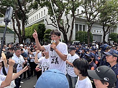 民眾黨30日舉行「司法改革公民走讀」活動，與警方對峙多時，甚至穿越護欄爆發推擠，最終歷時6小時落幕。