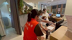 韓國女團TWICE將於11月22日到高雄開唱，但網友發現有旅宿業者當晚住宿售價飆升。高雄市政府觀光局
前往稽查。（高雄市觀光局提供）
