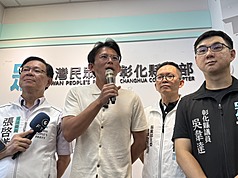 對於遭指在司法走讀行動過程對員警勒脖子，台灣民眾黨主席黃國昌（前中）31日出席民眾黨彰化縣黨部揭牌典禮接受媒體聯訪表示，是手放在員警肩膀上。（民眾黨彰化縣黨部提供）