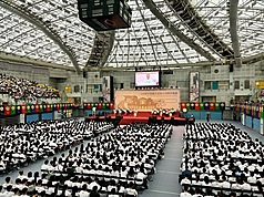 台灣大學31日下午舉行114學年度開學典禮，台大校長陳文章（後中講台者）致詞勉勵新生，現場也開放
家長觀禮。