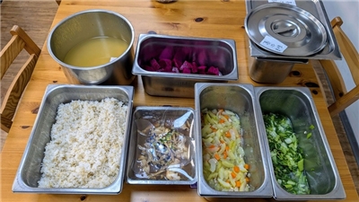 颱風、大雨頻繁，豬肉、菜價等食材價格上揚，中小學開學在即，許多家長擔心學校午餐受影響。教育部近日發函，放寬請領補助規定，方便學校機動供應農產品。資料照。(圖:中央社)