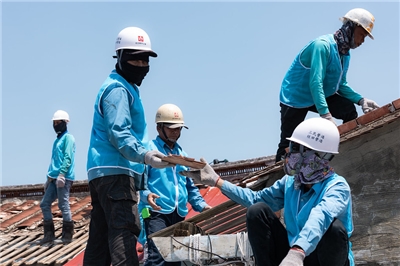 行政院雲嘉南災後復原前進指揮所23日表示，中央已補助台南市政府新台幣5億元辦理石棉瓦廢棄物清除作業，目前累計清除約4700噸。(總統府提供)