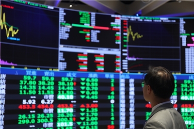 待爭取更優關稅，台股收跌55點守住10日線。 (檔案照)