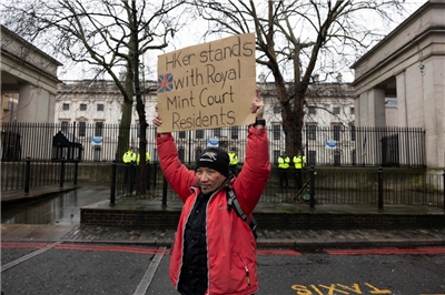 中國擬在名勝古蹟「倫敦塔」一帶、距倫敦金融城不遠的歷史地標英國皇家鑄幣廠（Royal Mint Court）舊址興建歐洲規模最大中國使館。圖為資料照，一名抗議者在反對中國大使館新址提案的示威活動中手持標語牌。