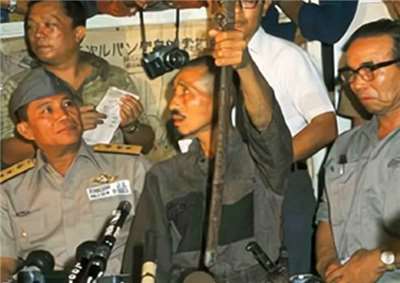 近三十年叢林遊擊戰生活中，小野田像珍惜嬰兒生命一樣珍惜的軍刀，寫真出自網絡。(作者提供)