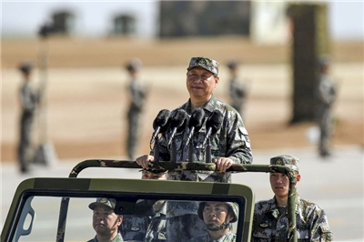 圖為中共中央軍委主席習近平在中共解放軍建軍90周年校閱軍隊。（中新社提供）(圖：中央社)