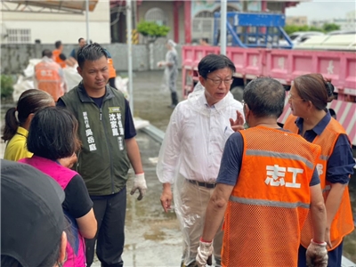 因應南部地區災情，民進黨中央黨部組成的志工團繼今天(3日)在主席室主任周威佑的帶領下，持續深入台南災區救災，前往柳營、鹽水和後壁等地，協助需要協助的鄉親清理磚瓦、恢復家園。(民進黨提供)