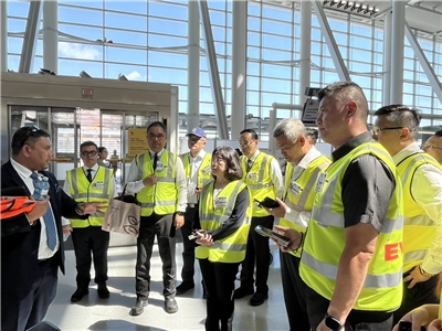 加拿大運輸部代表向我方說明多倫多機場保安措施。(民航局提供)
