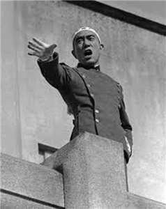1970年11月25日 三島由紀夫在自衛隊駐屯地呼籲“決起”。圖片出自網絡。(作者提供)