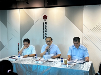 考分會執行秘書沈聖智(中)說明今年大學入學分發情況。(楊雨青攝)