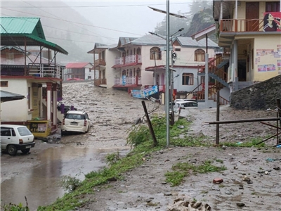 法新社報導，豪雨引發山洪湧入1座狹窄山谷，大水流向北阿坎德邦(Uttarakhand)達拉利鎮(Dharali)，多棟建物被摧毀。