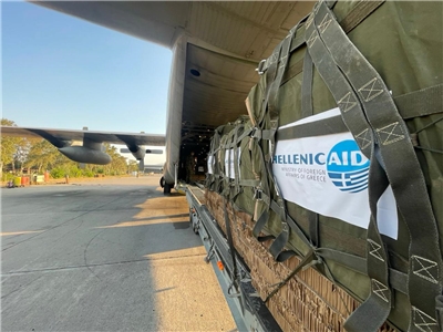 希臘總理米佐塔基斯(Kyriakos Mitsotakis)表示，希臘空軍兩架飛機向加薩地區空投了8.5公噸的基本糧食物資。(圖：Kyriakos Mitsotakis臉書)