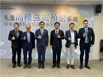 國研院國震中心今天(12日)發表「高樓強震預警系統」，利用智能結構監測技術，向高樓住戶發出警報。(楊文君攝)