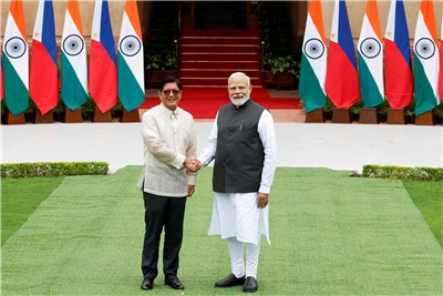 印度總理莫迪(Narendra Modi)5日在新德里與來訪的菲律賓總統小馬可仕(Ferdinand Marcos)舉行會談，會後雙方宣布，兩國將升級為戰略夥伴關係，深化在貿易、國防和海事方面的合作。 (路透社/達志影像)