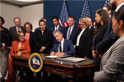 加州州長紐松(Gavin Newsom)簽署法案11月投票決定重劃選區。 (圖:X@CAgovernor)