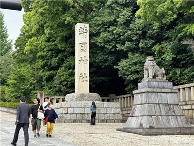 15日是日本在第二次世界大戰投降80週年，日本農林水產大臣小泉進次郎等人前往靖國神社參拜。中國外交部亞洲司長劉勁松約見日本駐中使館首席公使橫地晃，提出嚴正交涉。 (圖：中央社)