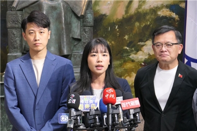 國民黨發言人楊智伃(中)表示，希望賴政府不要再用大內宣方式掩蓋外交上的困境。(趙婉淳 攝)