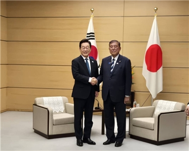 南韓總統李在明(左)在東京首相官邸會見日本首相石破茂(右)。(X@shigeruishiba)