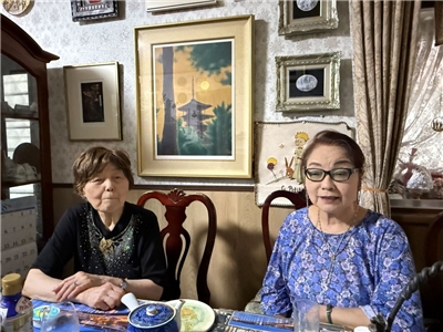 片山美代子(右)談及戰爭時的回憶，從小躲防空洞的陰影至今仍在。(鄭仲嵐 攝)