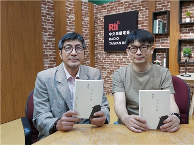 作家陳冠良（右）與主持人廖志峯合影