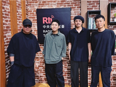 樂團聲子蟲與主持人內克（左二）