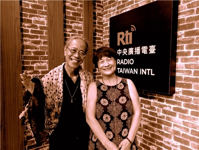 賴姐(右)重訪央廣分享新書
