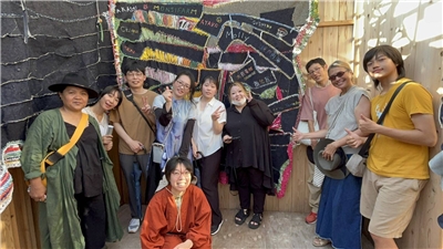 安聖惠（左1）與日本各團體和志工共同編織「陰性之月」，每位參與者都在作品上留下名字，讓被遺忘的事物浮現其可能的形體，讓感知重新獲得開口的權利。圖：台日共丸聯盟