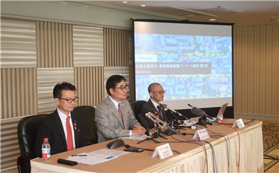 中國日本商會22日在北京召開第7次「會員企業景氣和營商環境認識問卷調查結果」記者會。中國日本商會會長本間哲朗(中)於記者會上與媒體問答。(翻攝中國日本商會微博)