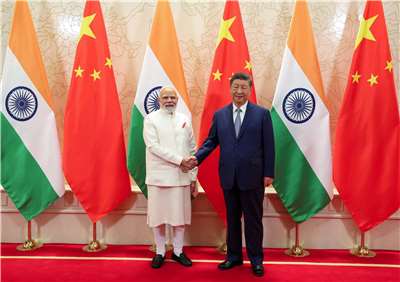 印度總理莫迪(左)成為上合峰會矚目焦點。(X@narendramodi)	