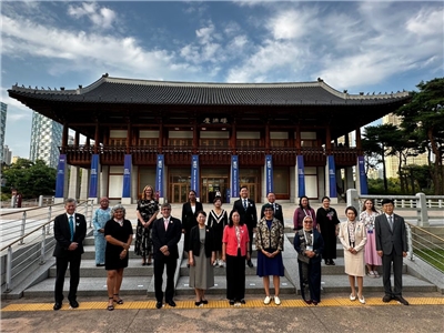 行政院9日至12日率團出席2025年APEC婦女與經濟論壇（WEF），以「照顧即基礎建設」與「數位治理融入性別觀點」為核心政策主軸。(圖：行政院提供)