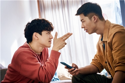 國家影視聽中心8月11日至20日在大阪中央公會堂策劃「台灣電影的璀璨今昔」專題影展，精選放映10部風格迥異的台灣電影，其中又以喜劇國片《關於我和鬼變成家人的那件事》預約最搶手。(國家影視聽中心提供)