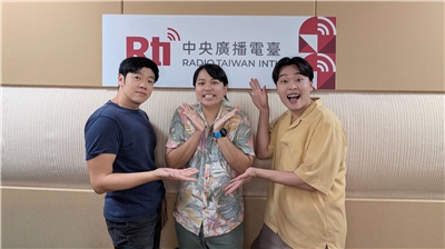 主持人亞特(左)、佑仁(右)與來賓Cony(中)