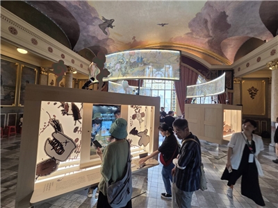 We TAIWAN《魔幻台灣—台灣文學展》10日在大阪市中央公會堂三樓特別室開展，百年古蹟與結合活潑的展陳手法，營造一個專屬台灣的魔幻文學異世界，尤其是與書封互動設計，讓日本民眾推崇不已。(江昭倫 攝)