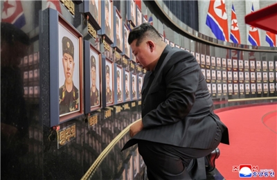 北韓領導人金正恩出席朝鮮人民軍海外作戰部隊指揮官和戰士的全國表彰大會，此照片於8月22日發布。(KCNA)