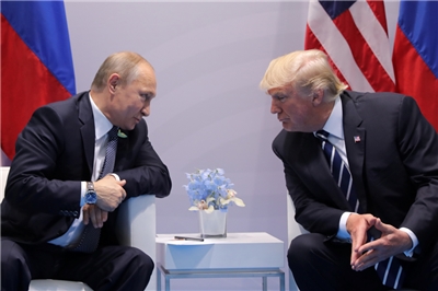 美國總統川普(Donald Trump，右)15日前往阿拉斯加，與俄羅斯總統蒲亭(Vladimir Putin，左)舉行峰會。圖為資料照。 (路透社/達志影像)