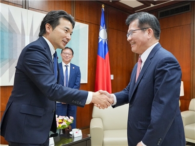外交部長林佳龍(右)接見日本國民民主黨青年局長淺野哲(左)時針對台灣爭取加入CPTPP，希望日本給予更大的支持協助 (外交部提供)