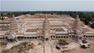 位於泰國武里喃省的普曼法寺，從神話中的蛇神「那伽」雕塑、牆上的浮雕到環繞主殿的迴廊，都與吳哥窟極為相似。(X@pheaktraneth)