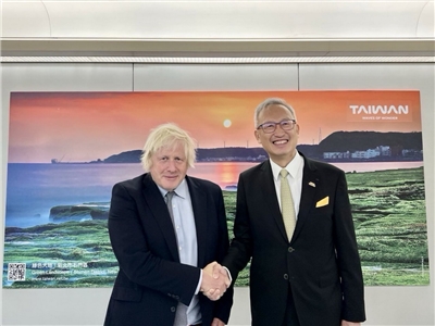 英國前首相強生(Boris_Johnson，左)抵台，由外交部政務次長吳志中(右)接機 (外交部提供)