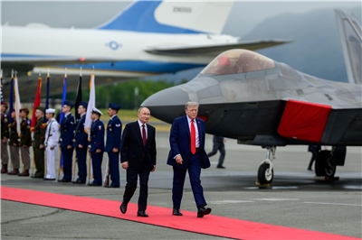 美國總統川普(Donald Trump)(右)與俄羅斯總統蒲亭(Vladimir Putin)(左)15日在阿拉斯加會面，不但有紅地毯，還受到高規格接待。(X平台/@WhiteHouse)