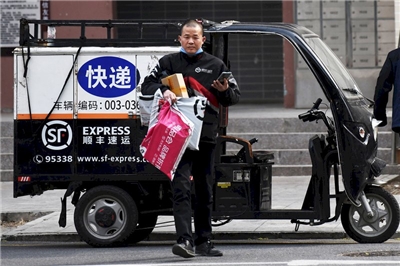 圖為在北京派送的快遞員。（中新社資料照）