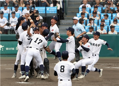 第107屆夏季甲子園決賽，沖繩尚學以3比1擊敗西東京代表日大三高校，獲得沖繩尚學史上首次夏季甲子園冠軍。(讀賣新聞/AP/達志影像)