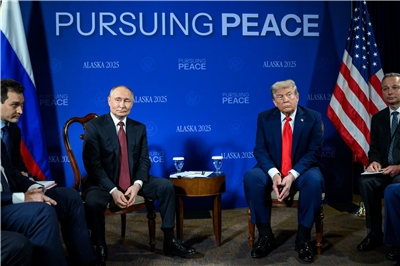 美國總統川普(右)與俄羅斯總統蒲亭(左)15日在阿拉斯加會談。(X平台/@WhiteHouse)