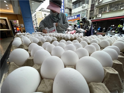 台北市蛋商公會宣布，24日起雞蛋每台斤批發價由44元漲至46元，產地價27日起由34.5元漲至36.5元。資料照。