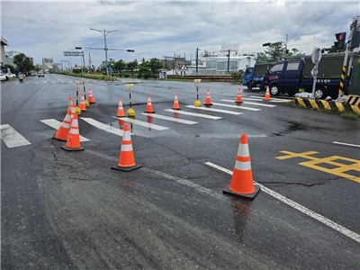 台1線嘉義縣水上段南下275K附近路面下陷，已放置警示三角錐；縣府呼籲用路人注意。(圖:嘉義縣政府提供)